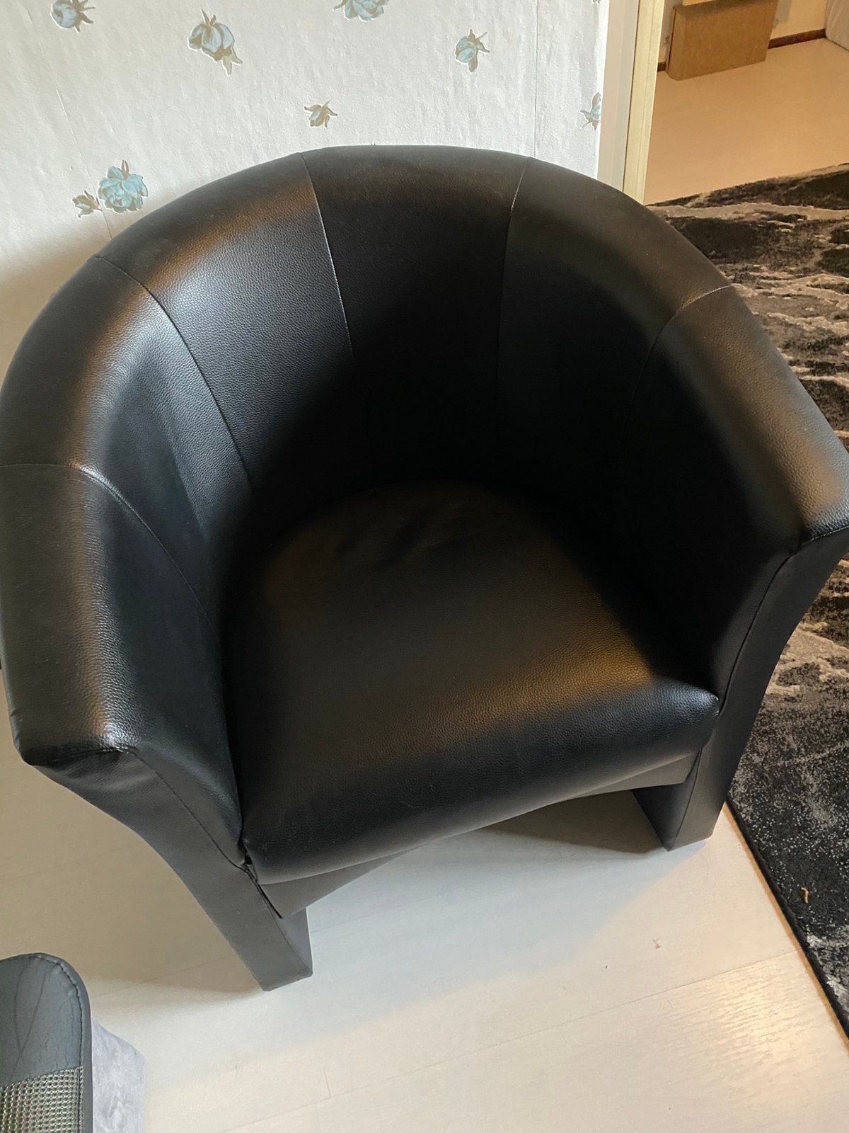 Zwarte lederen kuipfauteuil / kuipstoel (in goede staat), Huis en Inrichting, Ophalen, Zo goed als nieuw, Minder dan 75 cm, 50 tot 75 cm