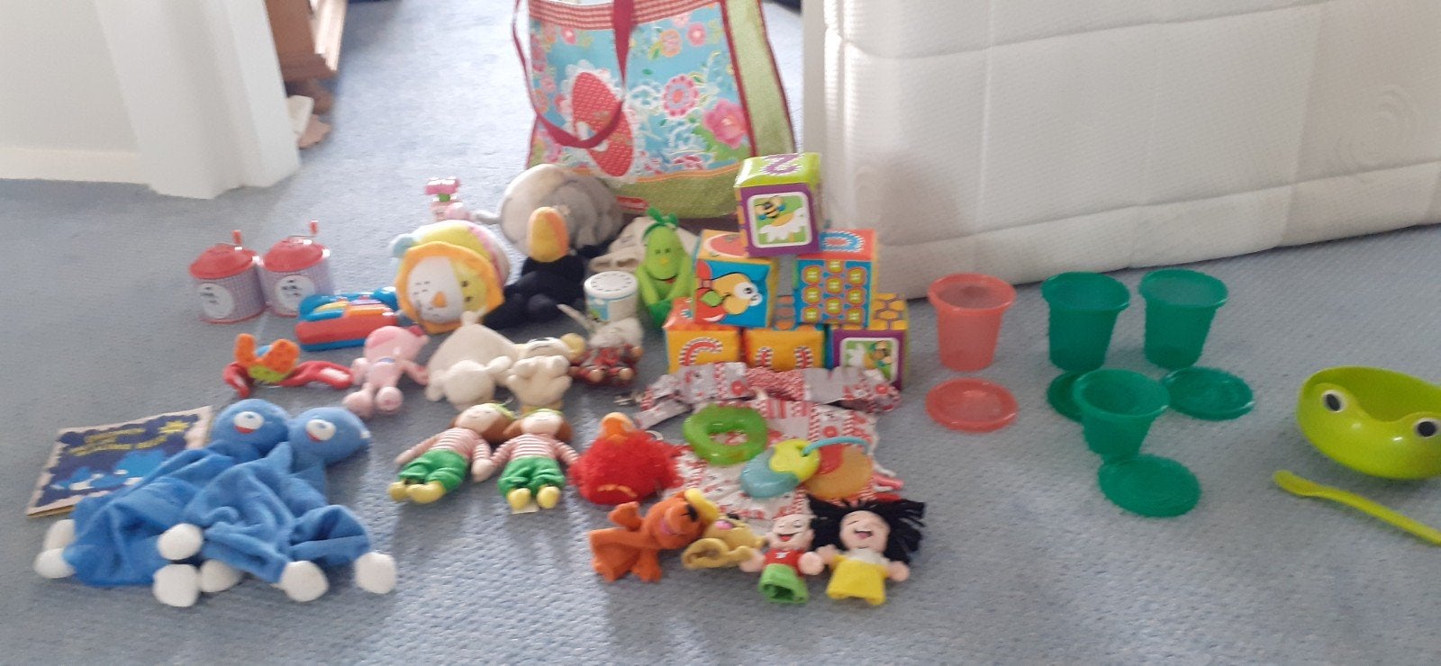 Diverse knuffels, drinkbekers en speelgoed in een tas, Ophalen, Gebruikt, Jongen of Meisje