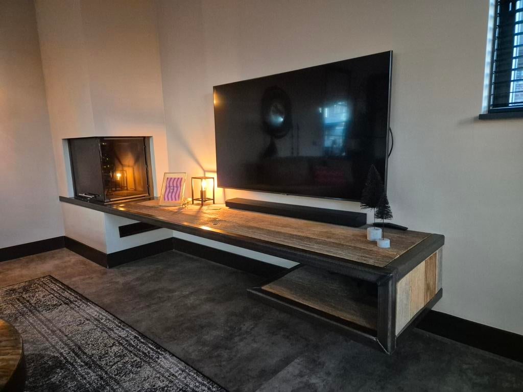 Zwevend tv-meubel van hout en metaal, Eikenhout, Ophalen of Verzenden, Zo goed als nieuw, 200 cm of meer