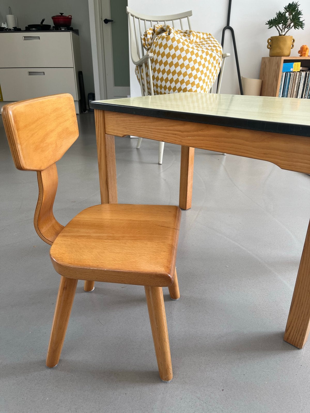 Vintage Kinderbureau met Stoel - Hout, Kinderen en Baby's, Kinderkamer | Tafels en Stoelen, Ophalen, Gebruikt, Tafel(s) en Stoel(en)