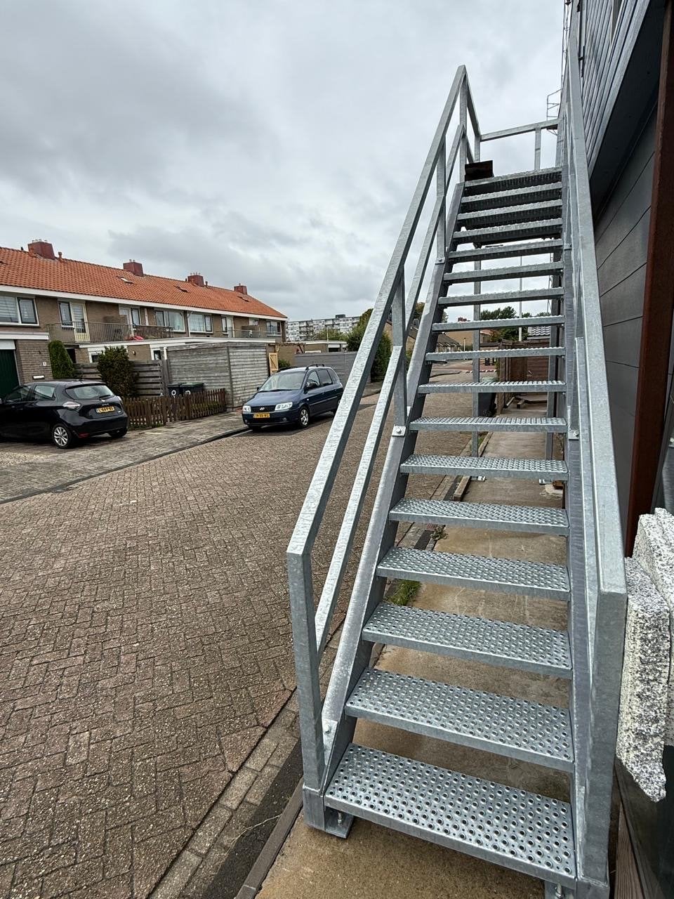 Nieuwe roestvrijstalen buitentrap met bordes, Ophalen, Zo goed als nieuw, Trap, 2 tot 4 meter