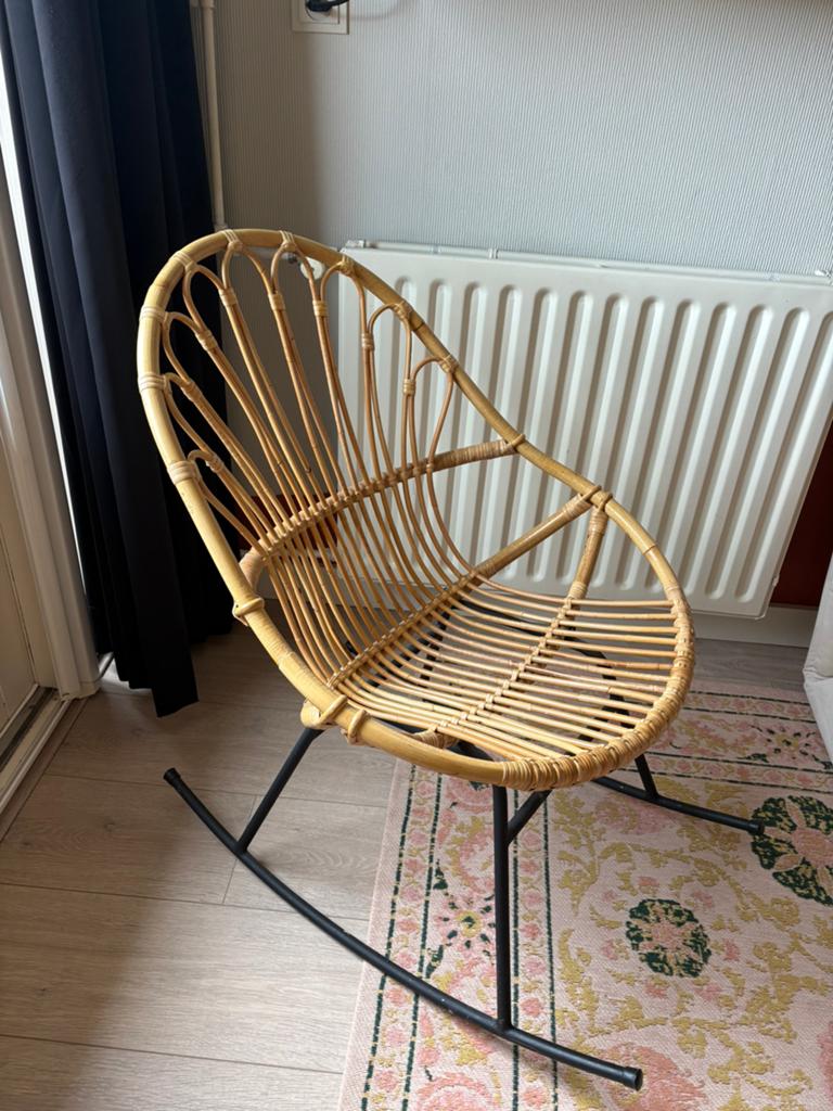 Rotan schommel stoel, Huis en Inrichting, Stoelen, Ophalen, Zo goed als nieuw, Bruin, Eén