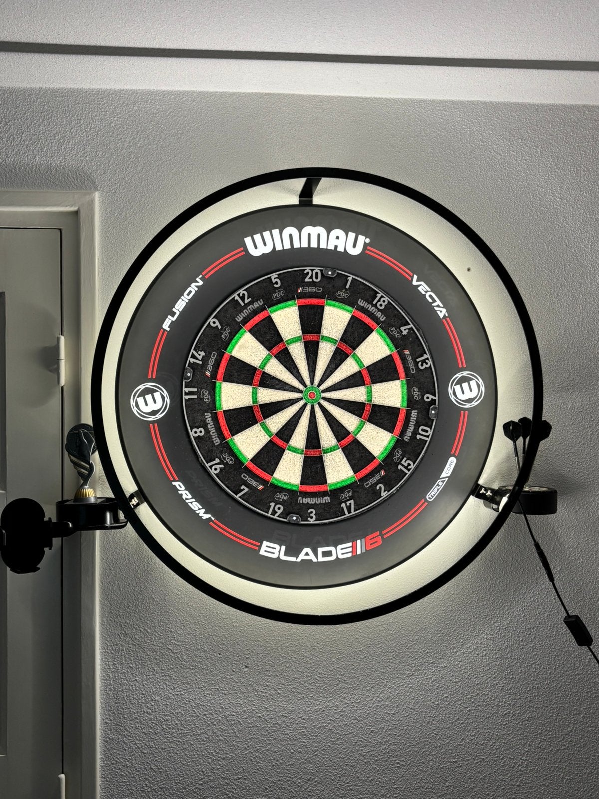 Winmau Plasma dartbord verlichting, Zie beschrijving, Ophalen, Zo goed als nieuw, Dartbord