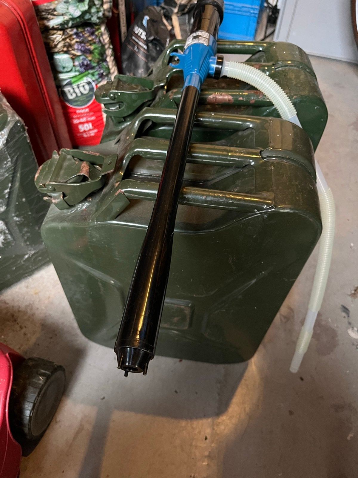 Jerrycans en brandstofpomp - 3 x 20L 1 x 10, Auto diversen, Ophalen, Gebruikt