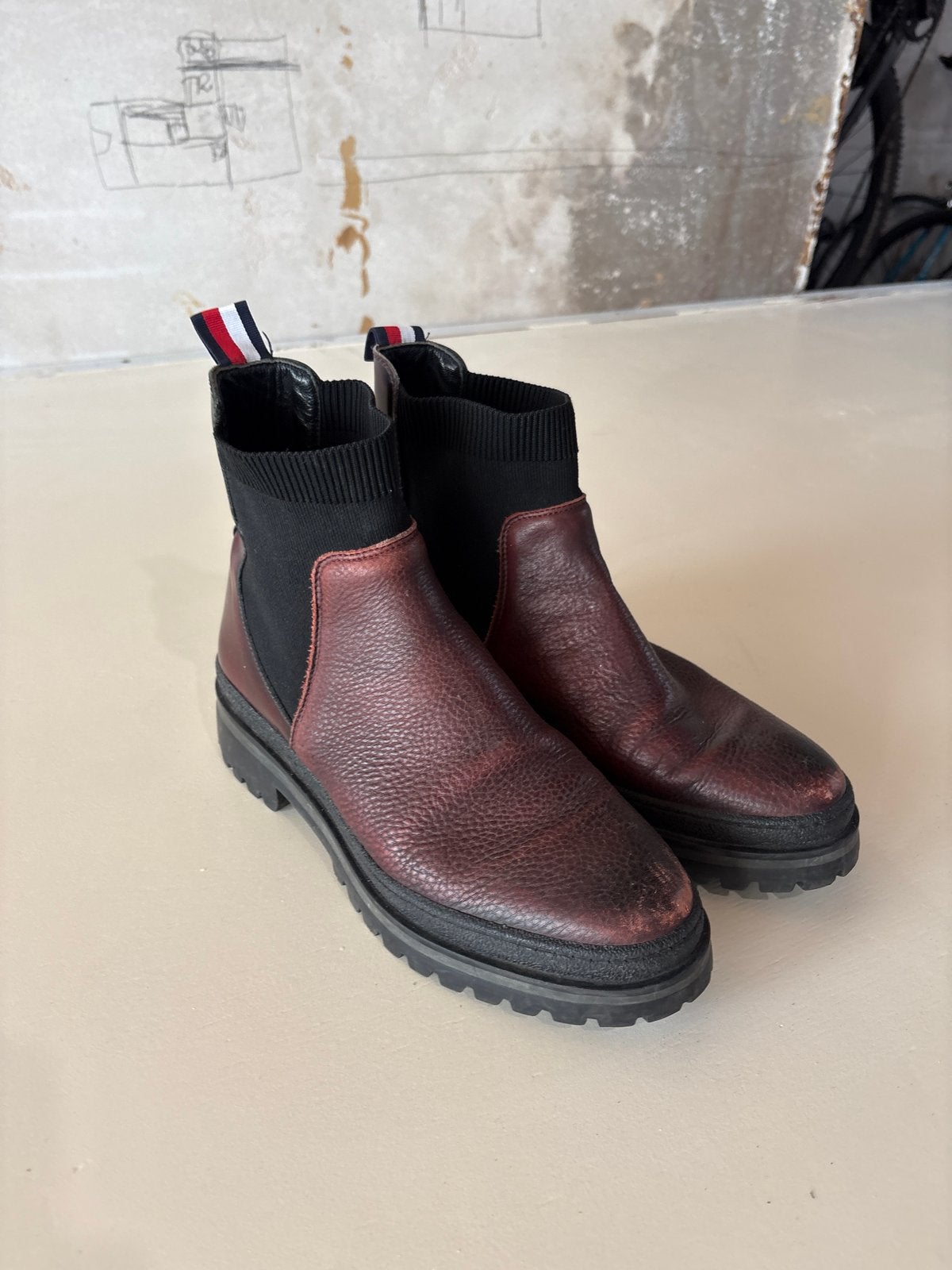 Tommy Hilfiger laarsjes maat 39, Kleding | Dames, Schoenen, Ophalen of Verzenden, Gedragen, Bruin, Lage of Enkellaarzen