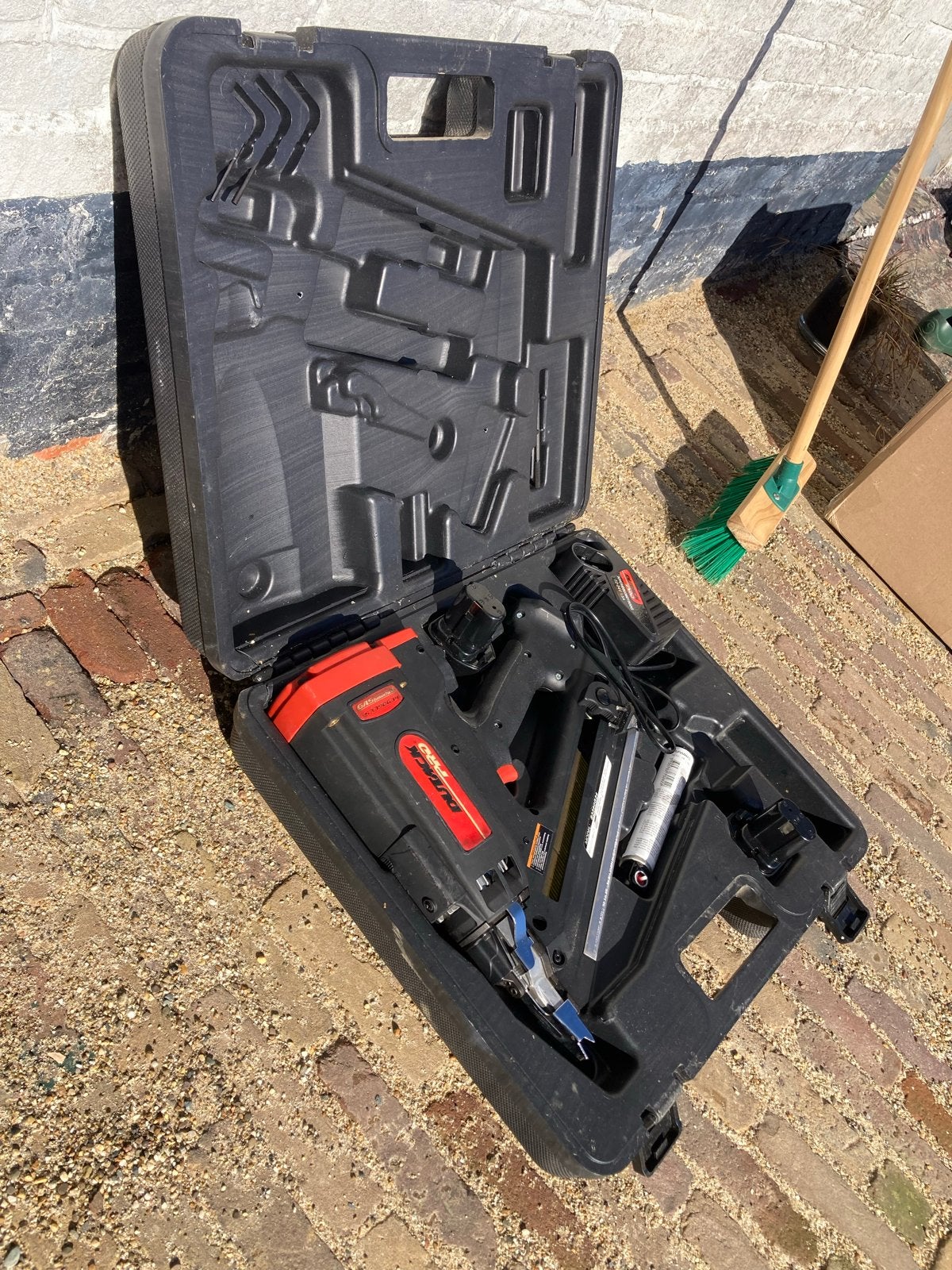 Dutack Pro Gas Spijkerpistool met toebehoren, Ophalen, Zo goed als nieuw, Tacker/nietmachine, Overige merken