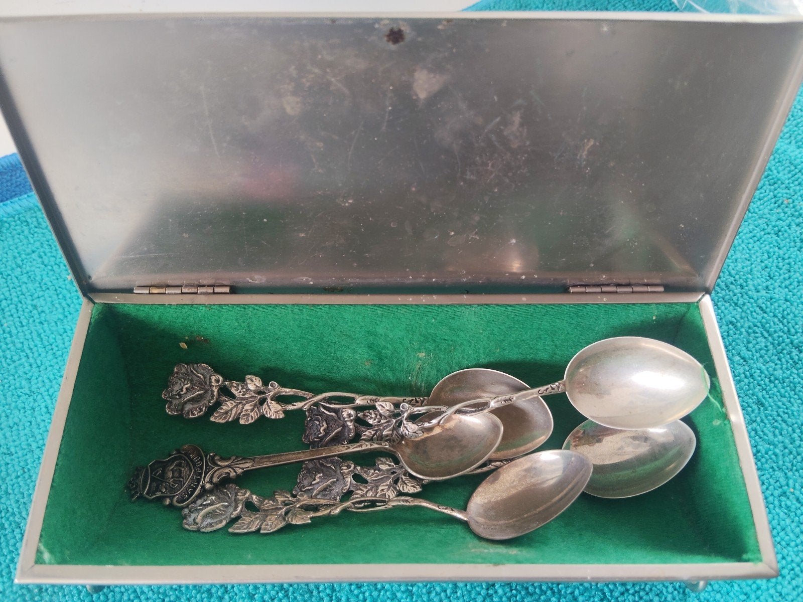Antieke zilveren lepeltjes in metalen doosje met voering, Ophalen