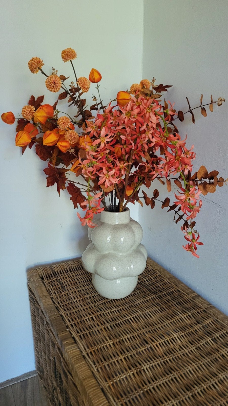 Prachtige vaas met kunstbloemen boeket, Huis en Inrichting, Woonaccessoires | Vazen, Ophalen, Overige kleuren, 50 tot 75 cm, Aardewerk of Porselein
