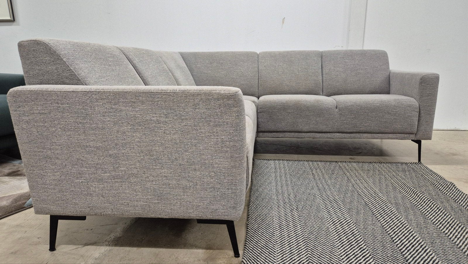 Lichtgrijze Goossens design hoekbank 210x210 cm Z.G.A.N., Modern design, hoekbank, Hoekbank, Ophalen of Verzenden, Zo goed als nieuw