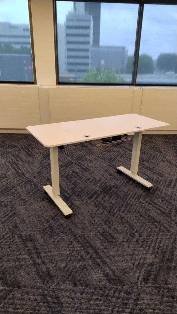 Wit zit sta bureau, Ophalen, Elektrisch, Zo goed als nieuw, 140 cm