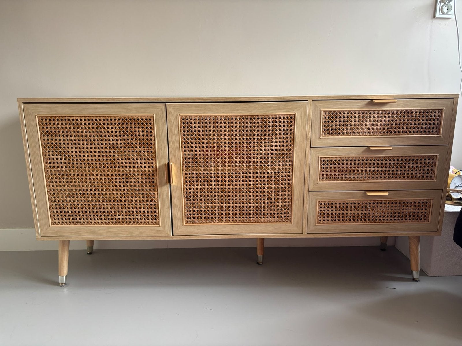 Stijlvol dressoir met rotan details en lades, Ophalen, 100 tot 150 cm, Zo goed als nieuw, Met lade(s)