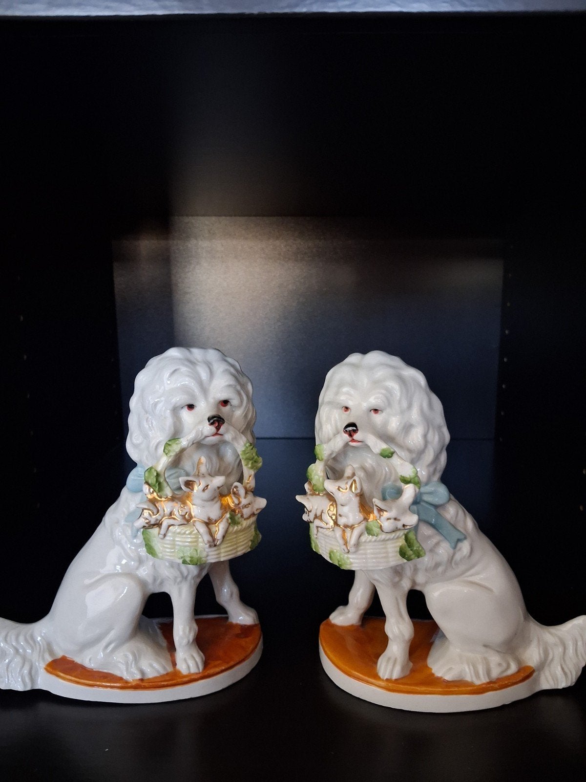 Set van 2 porseleinen honden met mandje en puppy's, Ophalen