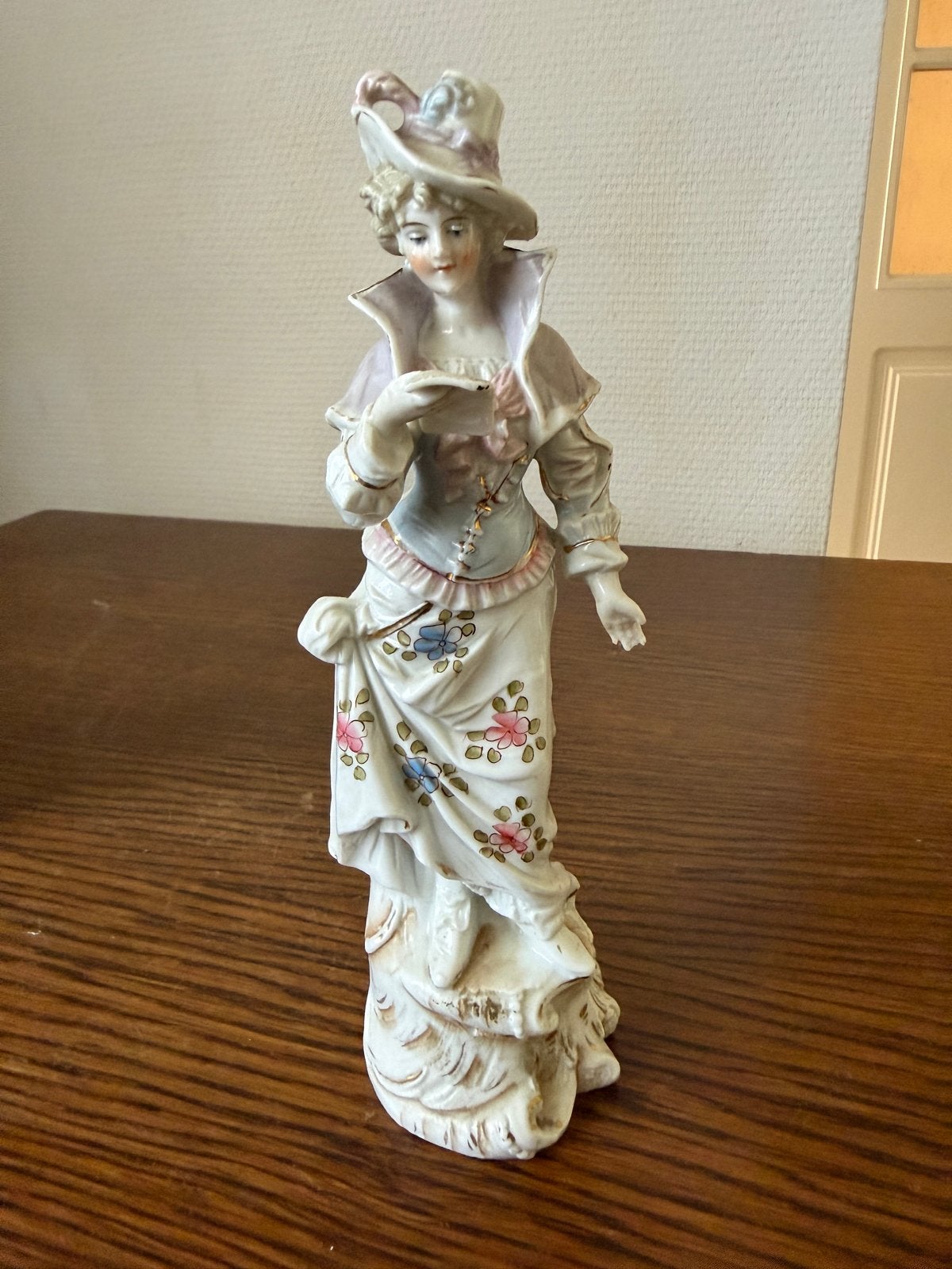 Antiek beeldje van lezende vrouw, Ophalen, 20 - 50 cm, Steen of Keramiek, Beeld