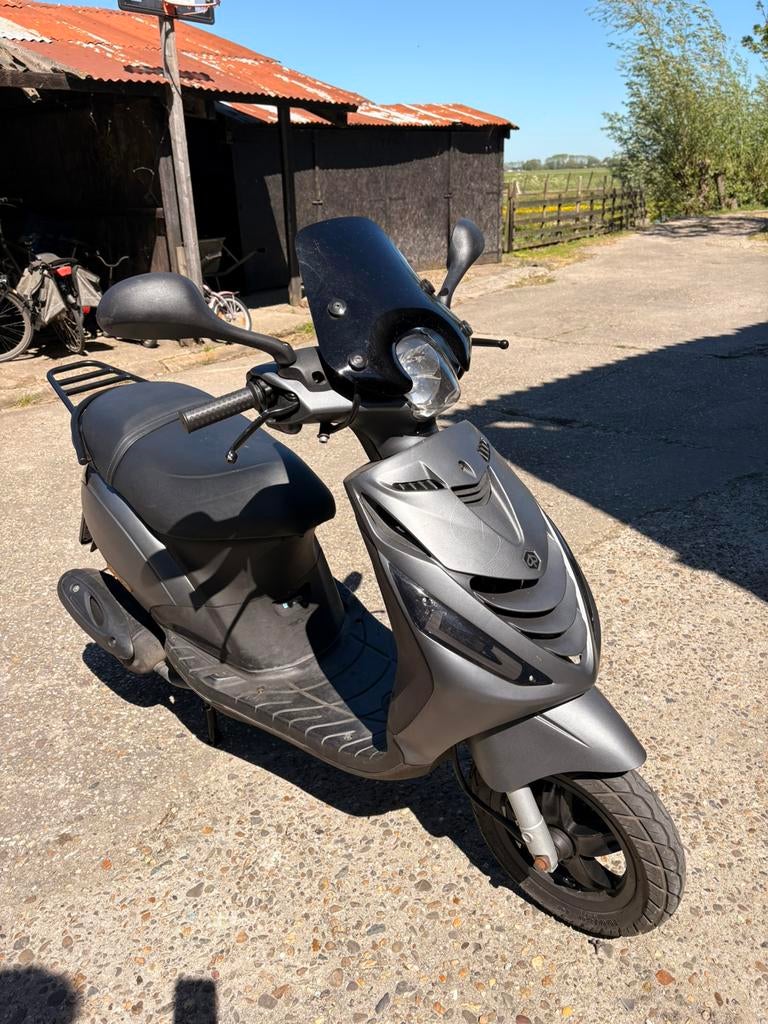 Piaggio zip 4 takt 2015, Fietsen en Brommers, Scooters | Piaggio, Ophalen, Maximaal 45 km/u, Zip, Zo goed als nieuw