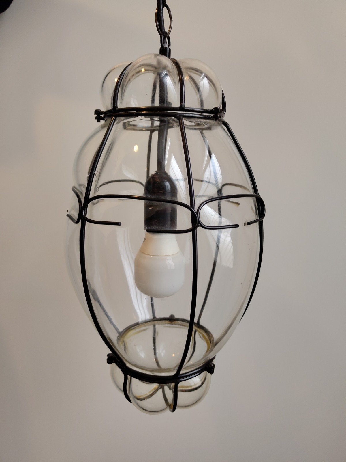 Vintage glazen hanglamp met metalen frame, Huis en Inrichting, Ophalen, Gebruikt, Vintage, E27 (groot)