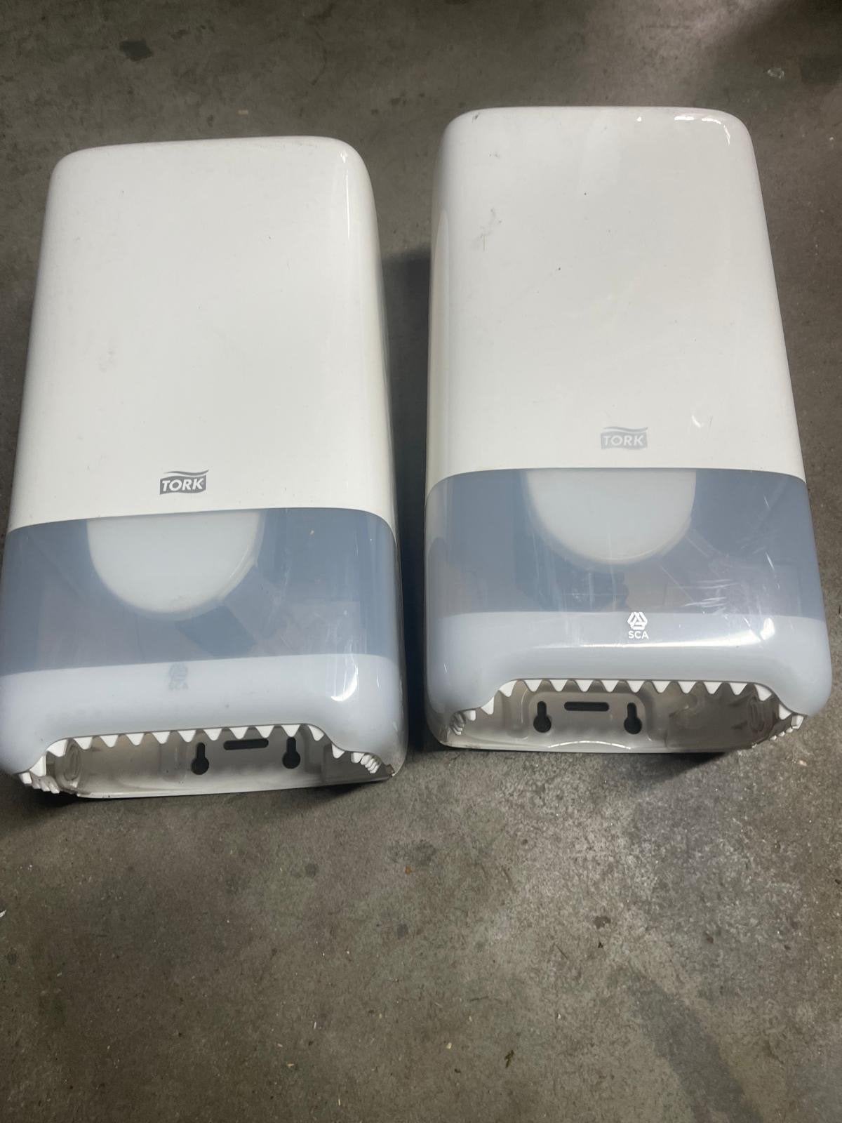 Tork handdoekdispensers (2 stuks), Ophalen of Verzenden