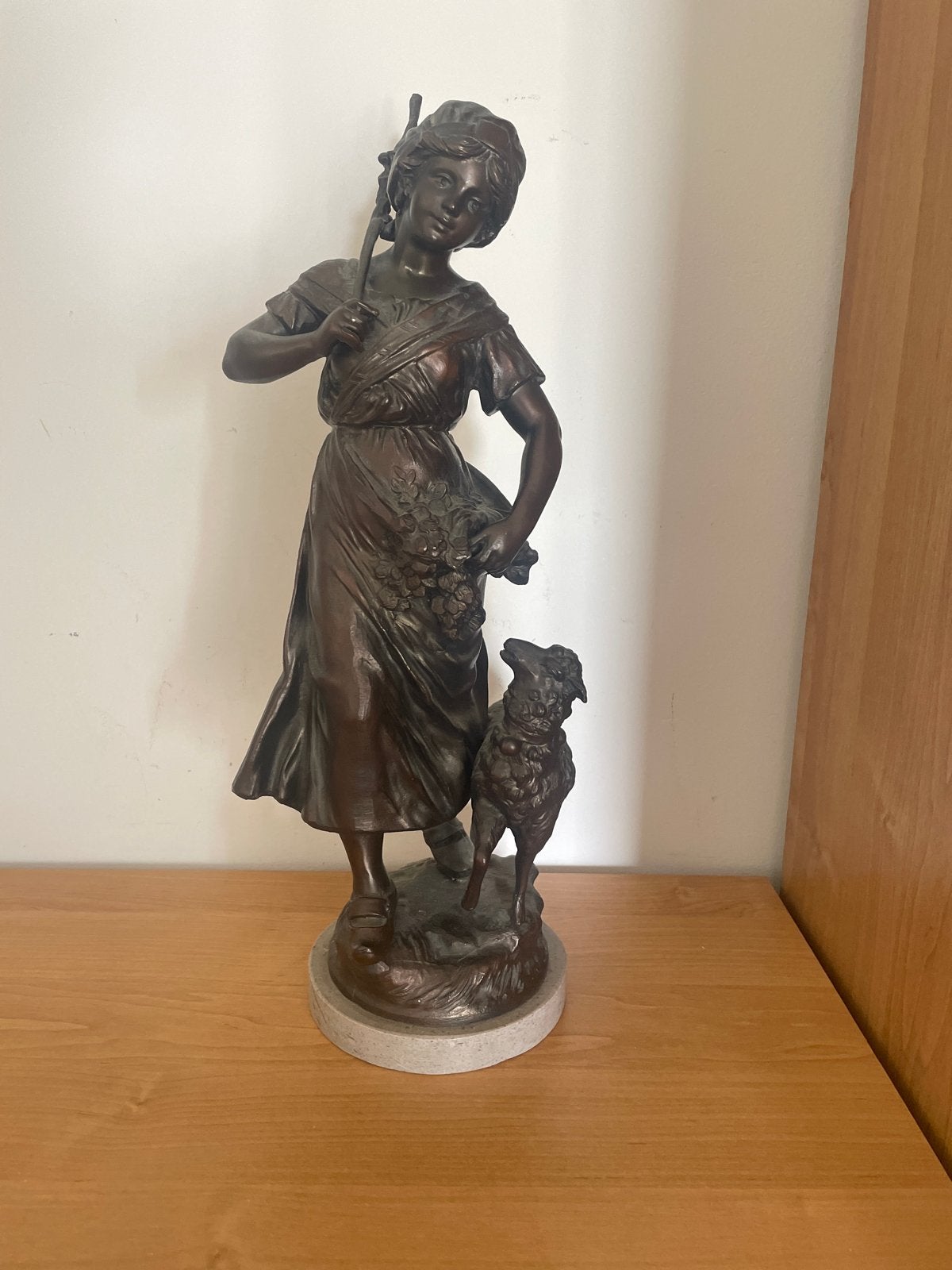 Bronzen beeld: Vrouw met schaap en druiven, Ophalen, 20 - 50 cm, Beeld, Bruin
