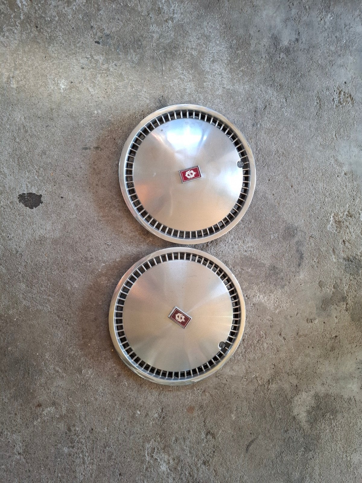 Set van 2 Oldsmobile wieldoppen - Vintage auto-onderdelen, Auto diversen, Wieldoppen, Gebruikt, Ophalen of Verzenden