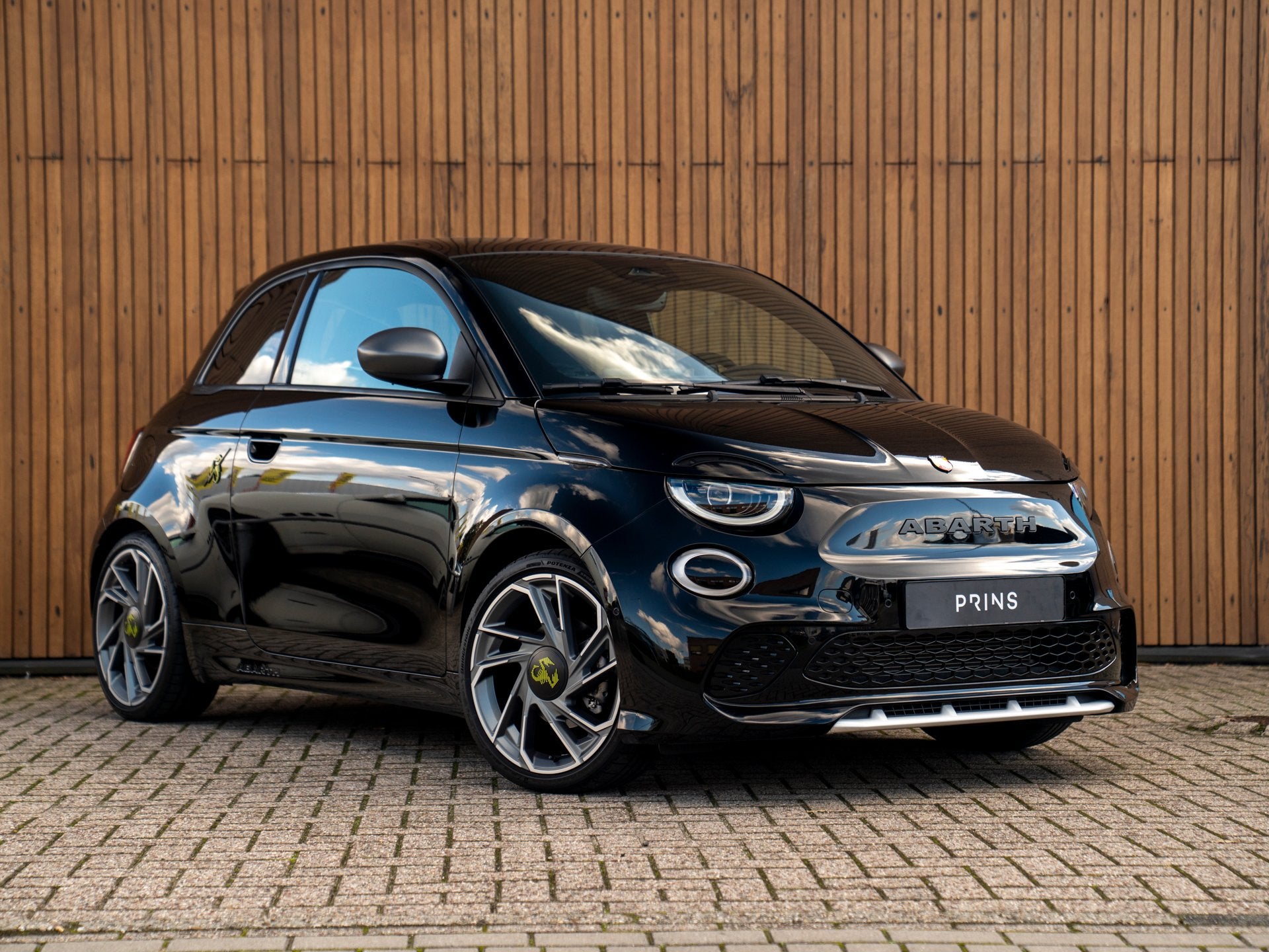 Abarth 500 Turismo 42 kWh | Panoramadak | Stoelverwarming |, Auto's, Dealer onderhouden, Gebruikt, Zwart, Zwart