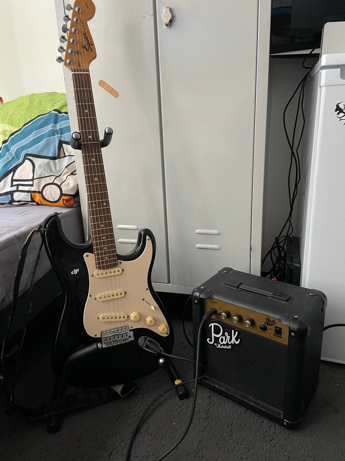 Squier Stratocaster elektrische gitaar - Zwart/Crème, Verzenden, Gebruikt, Solid body, Fender