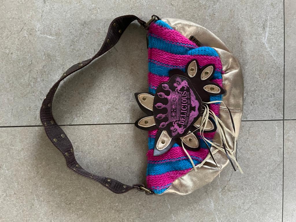 Goudkleurige schoudertas met gebreide details, Sieraden, Tassen en Uiterlijk, Tassen | Damestassen, Ophalen of Verzenden, Gebruikt