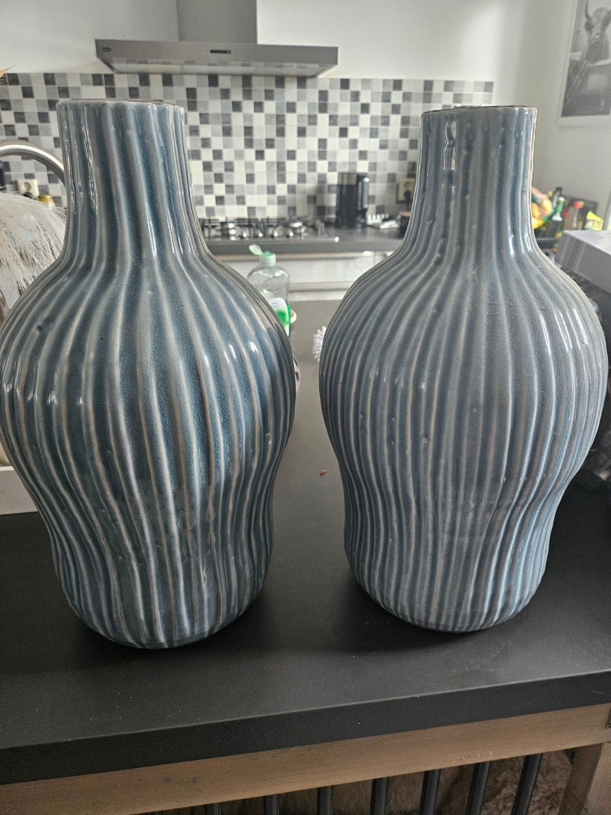 Set van 2 blauwgrijze vazen met ribbelpatroon, Ophalen, Zo goed als nieuw, Steen/keramiek, Met patroon/structuur