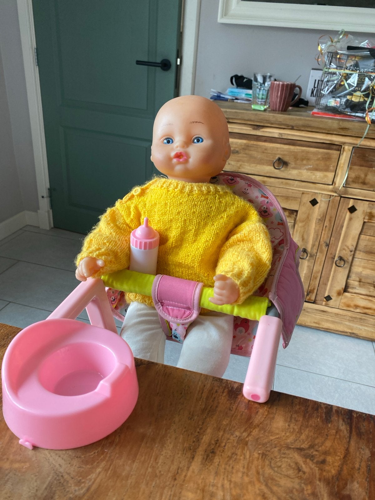 Baby pop met stoel, potje en flesje, Ophalen of Verzenden, Gebruikt, Babypop