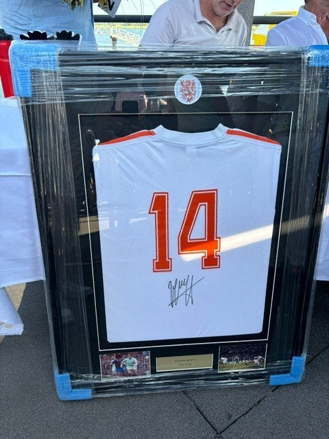 Gesigneerd en ingelijst Johan Cruyff uitshirt WK 74, Sport en Fitness, Maat L, Ophalen of Verzenden, Nieuw, Shirt
