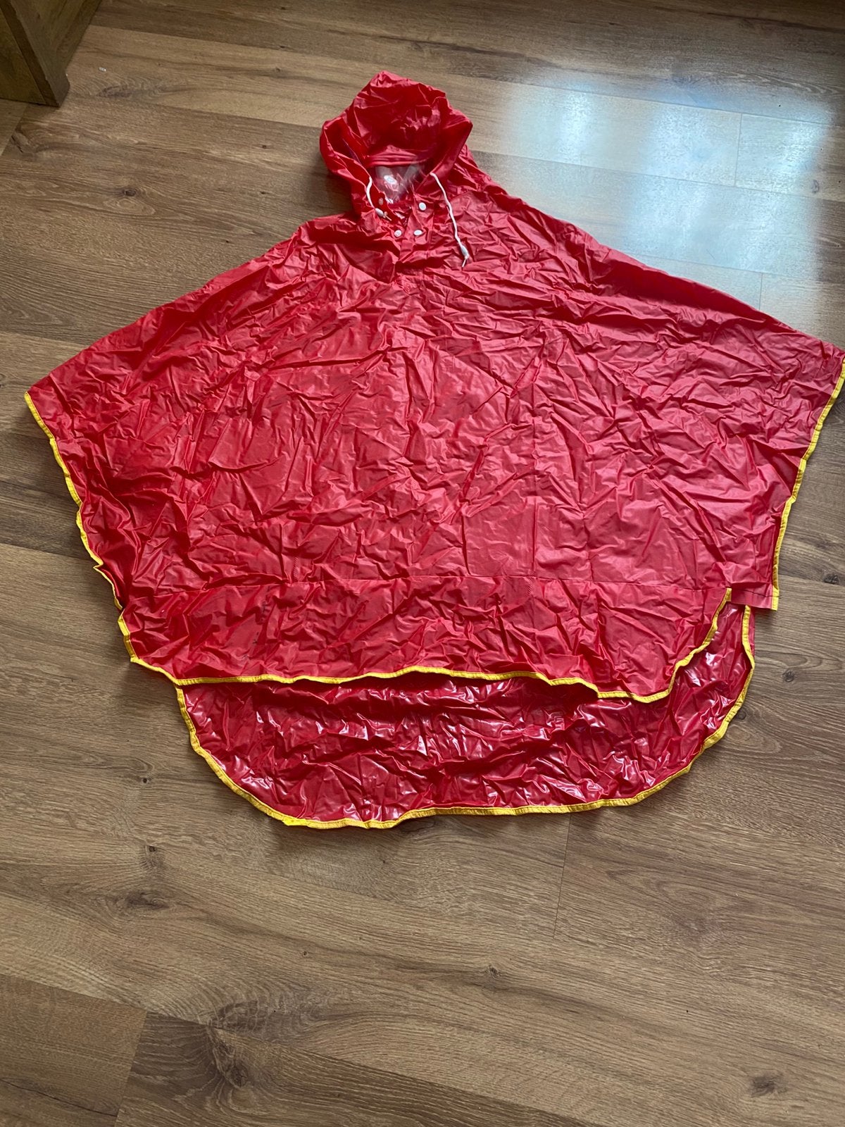 Rode regenponcho met jip en janneke print, Ophalen of Verzenden, Zo goed als nieuw