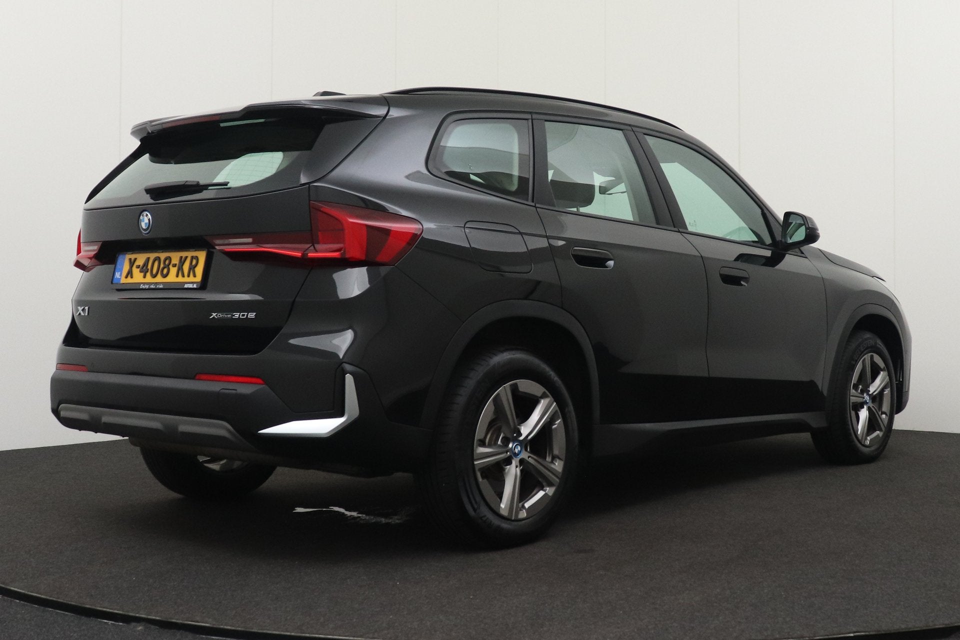 BMW X1 xDrive30e Carplay Camera Leder (bj 2023, automaat), Auto's, Dealer onderhouden, Zwart, Bedrijf, Hybride Elektrisch/Benzine
