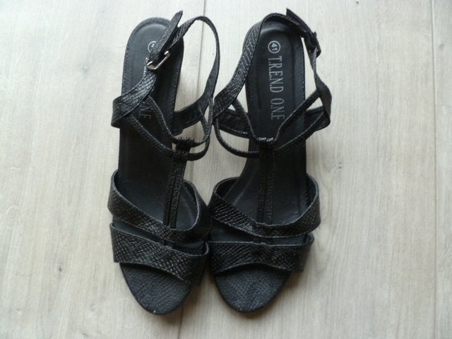 Zwarte open schoenen met 5½ cm. hakje. Mt. 41. Leren zool., Zwart, Ophalen of Verzenden, Zo goed als nieuw, T.R.E.N.D  O.N.E