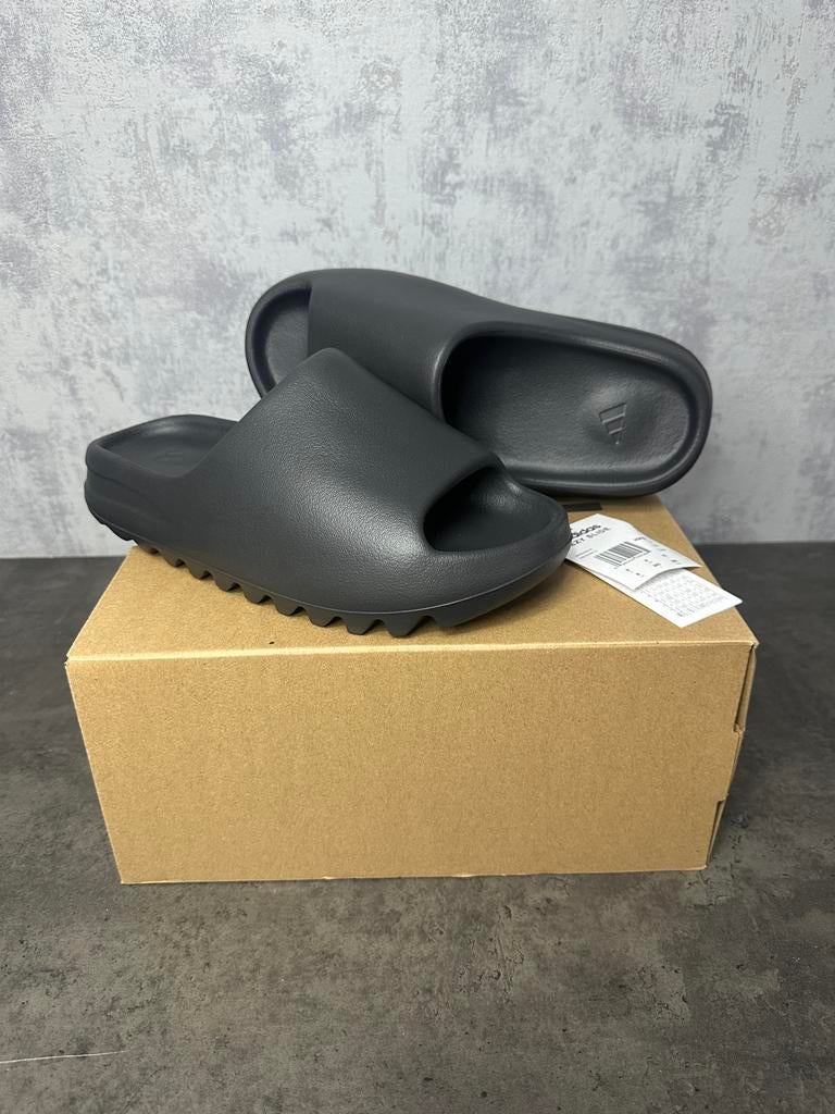 Adidas Yeezy Slide Onyx maat 42 | Nieuw met doos, Ophalen of Verzenden, Nieuw, Zwart