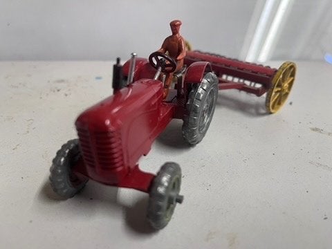 Dinky toy Massy Harris tractor en hayrake, Ophalen of Verzenden, Zo goed als nieuw, Tractor of Landbouw, Dinky Toys