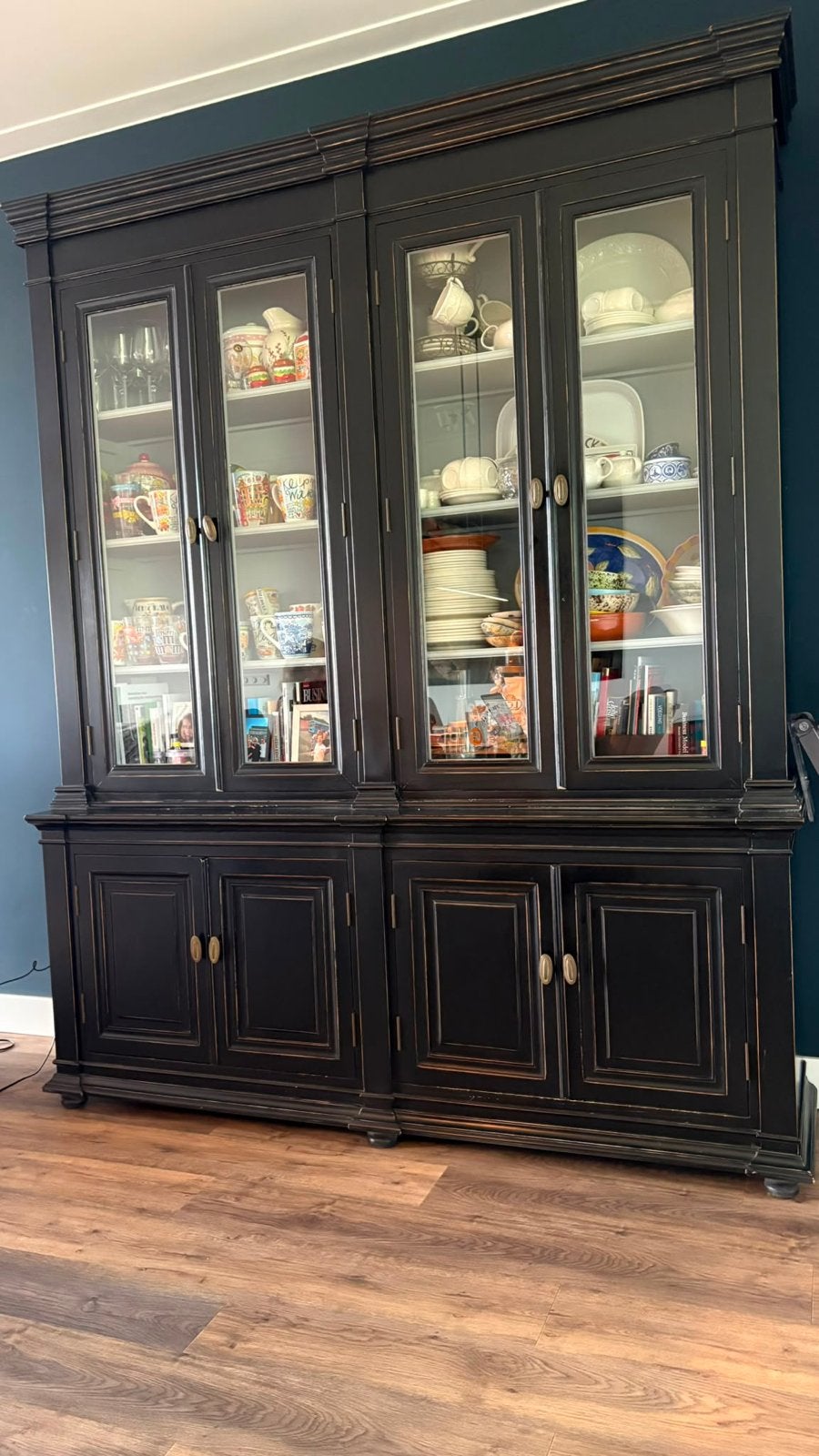Zwarte vitrinekast/dressoir of buffetkast met glazen deuren