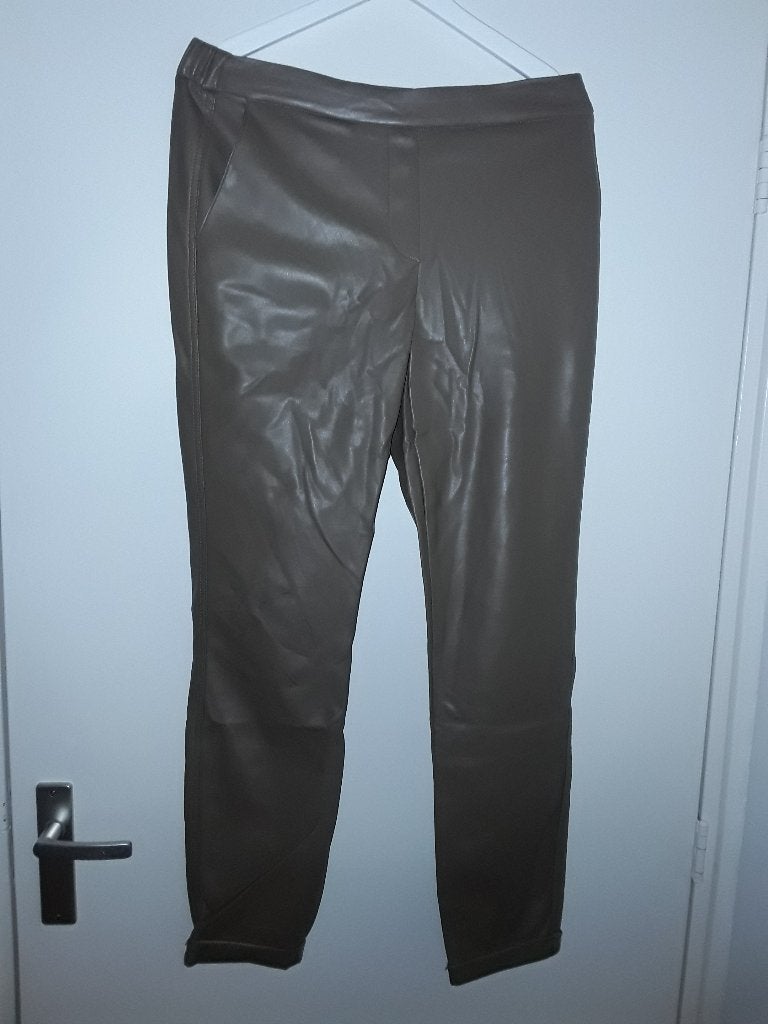 NUKUS Beige Leatherlook Broek Maat L, Maat 38/40 (M), Beige, Nieuw, Ophalen of Verzenden