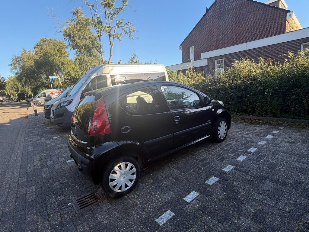 Peugeot 107 1.0 12V 5DR 2011 Zwart, Auto's, Voorwielaandrijving, Zwart, 4 stoelen, Origineel Nederlands
