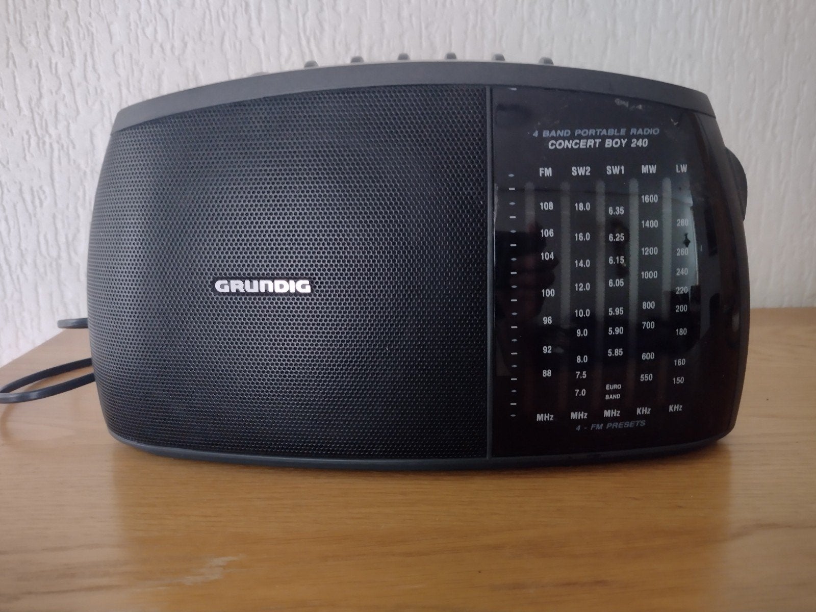 Grundig Concert Boy 240 4-bands draagbare radio, Ophalen of Verzenden, Gebruikt, Radio