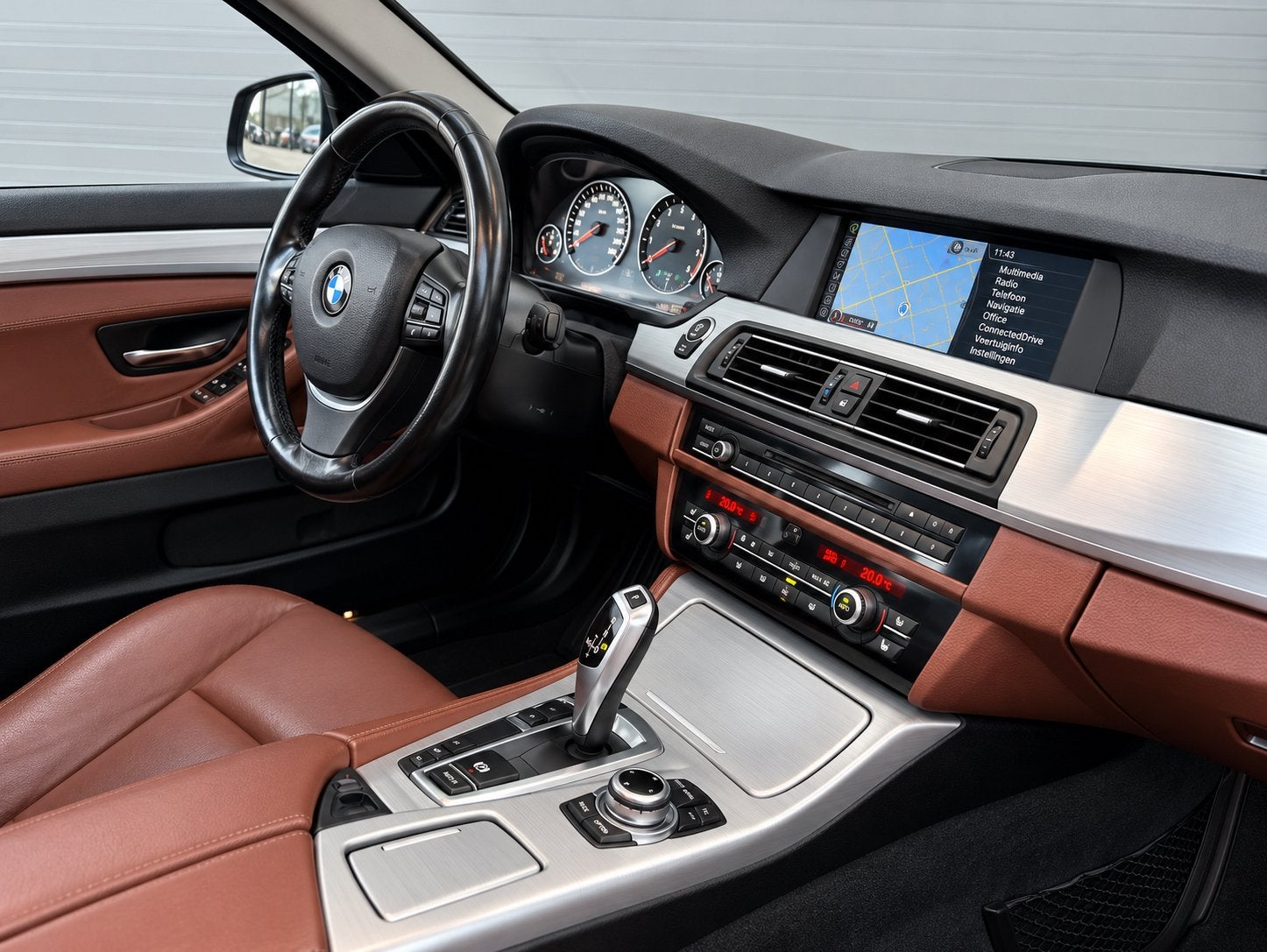Grijze Luxe BMW 5-Serie 528i Touring/Panorama/Leder/Navi!, Automaat, Dealer onderhouden, Achterwielaandrijving, 2000 kg