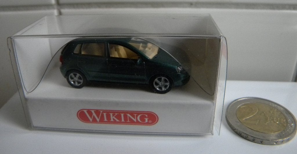 VW POLO DONKERGROEN IN OVP VW POLO MINIATUUR, Ophalen of Verzenden, Nieuw, Auto, Wiking
