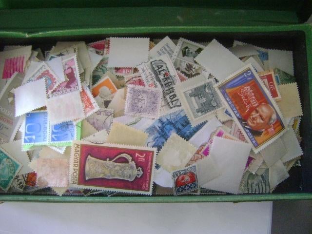 doosje met +/ 1000 buitemlandse postzegels, Ophalen of Verzenden, Buitenland