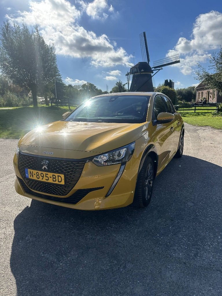 Foto 3 van Peugeot 208 EV Allure 50kWh 136pk 2021 Geel