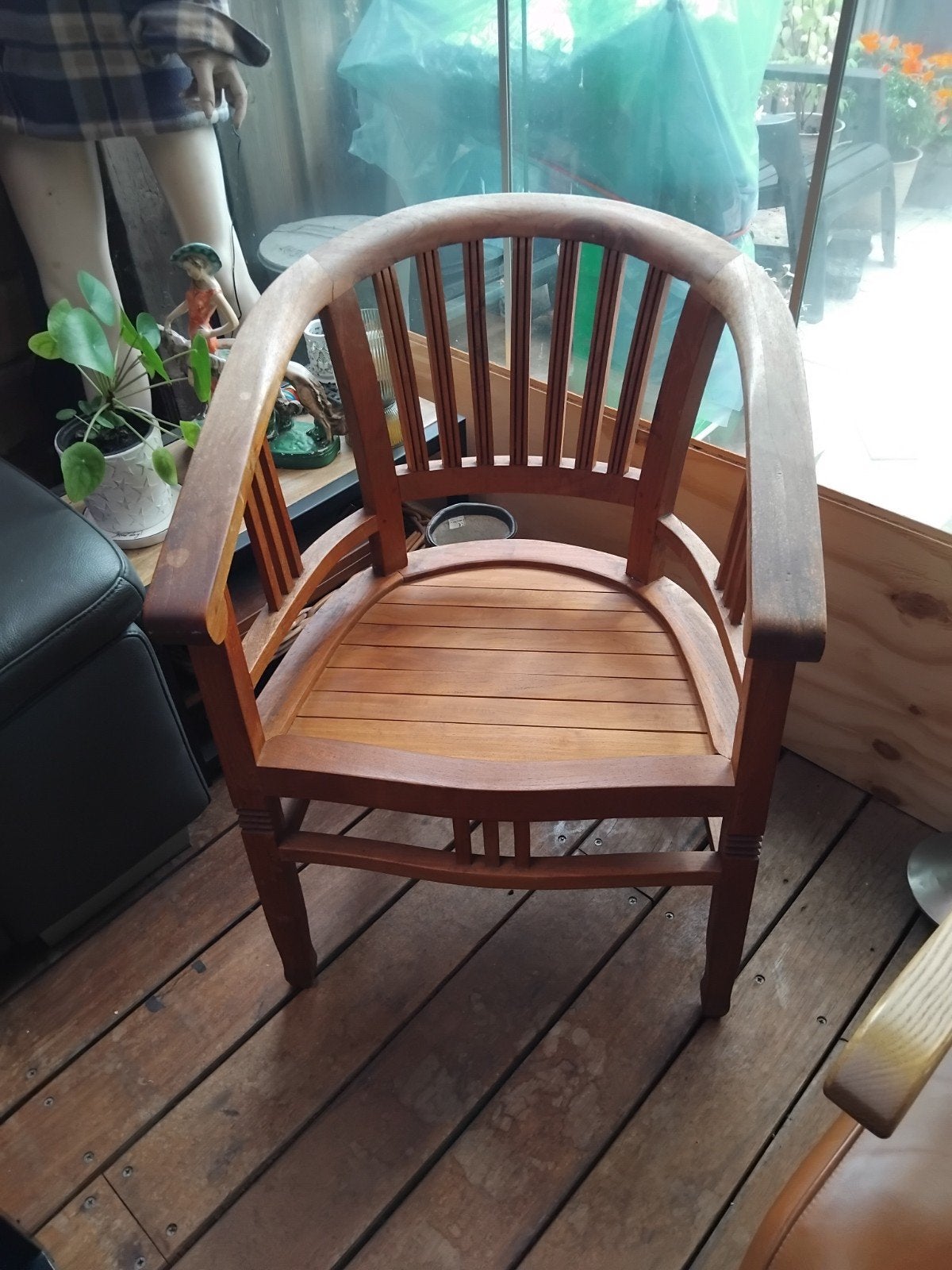 Gratis 3 houten stoeltjes. 2 lichte 1 donkere., Ophalen
