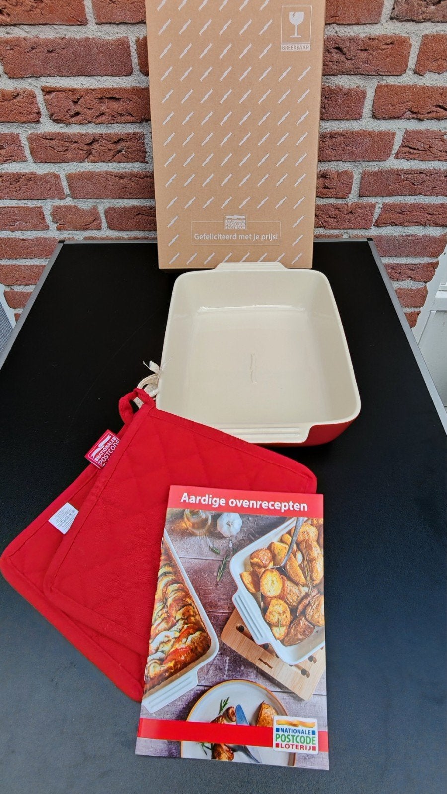 Ovenschaal, pannelappen en kookboekje van de Postcodeloterij, Overige typen, Nieuw, Ophalen of Verzenden, Steen/keramiek