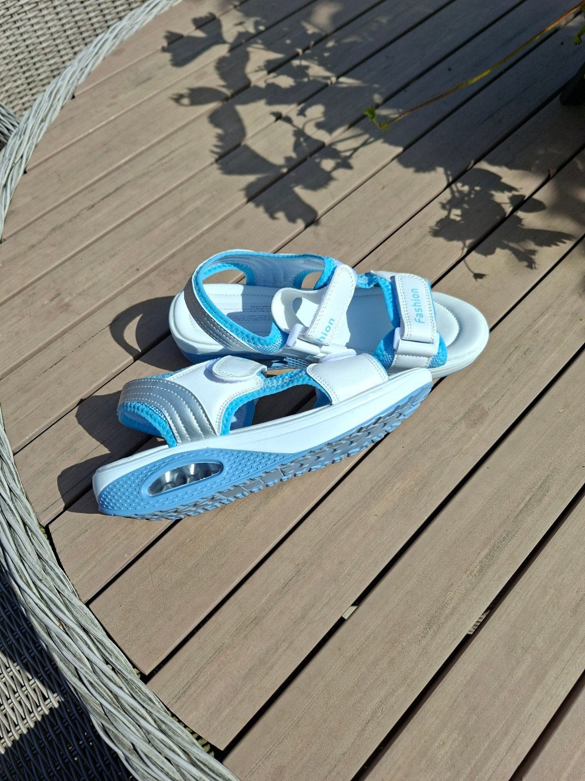 Comfortabele blauw-witte sandalen met klittenband mt 38, Fashion, Blauw, Zo goed als nieuw, Sandalen of Muiltjes