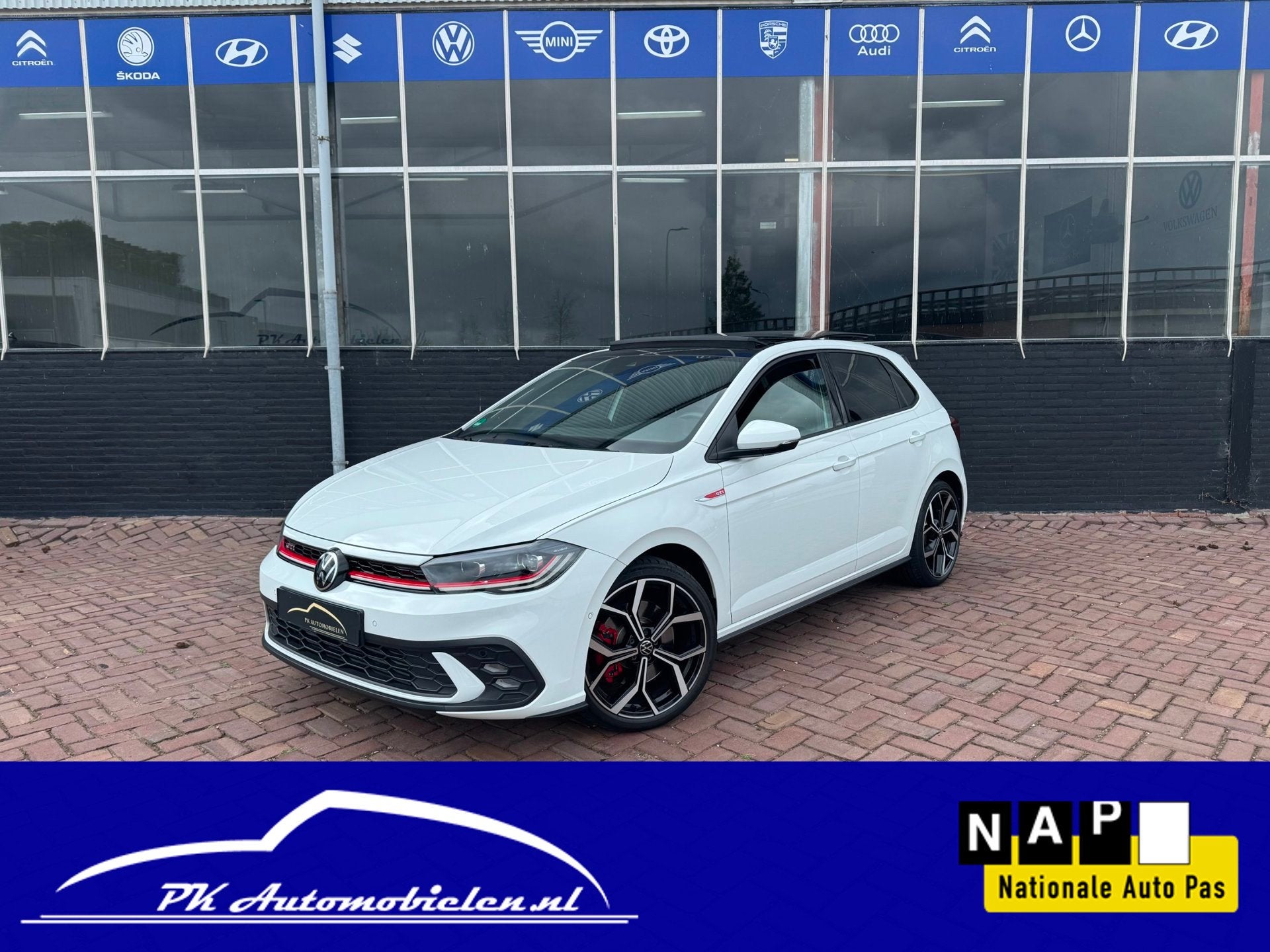Volkswagen POLO 2.0 TSI GTI *BEATS + PANO + KEYLESS + PARK A, Dealer onderhouden, Gebruikt, 4 cilinders, 1984 cc
