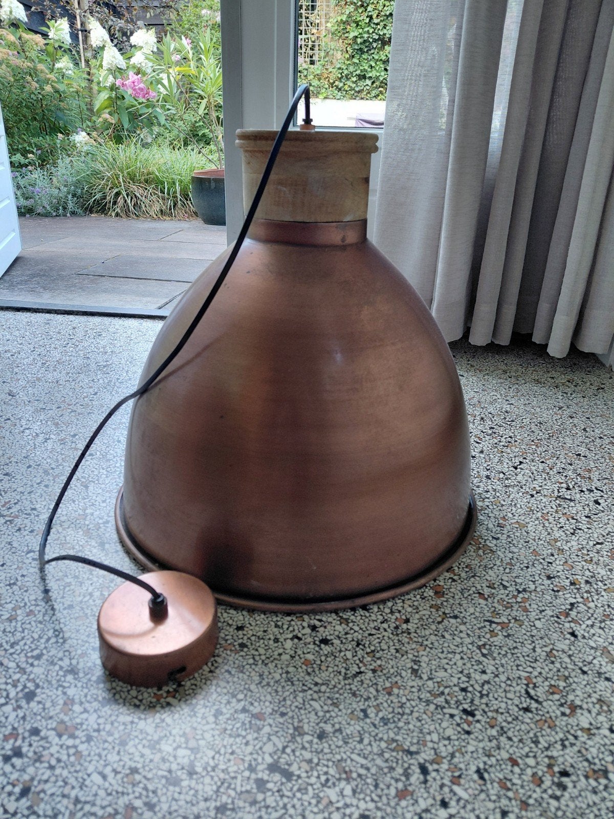 Koperen hanglamp met houten detail, Huis en Inrichting, Lampen | Hanglampen, Ophalen, Gebruikt, E27 (groot), Industrieel, Modern, Landelijk