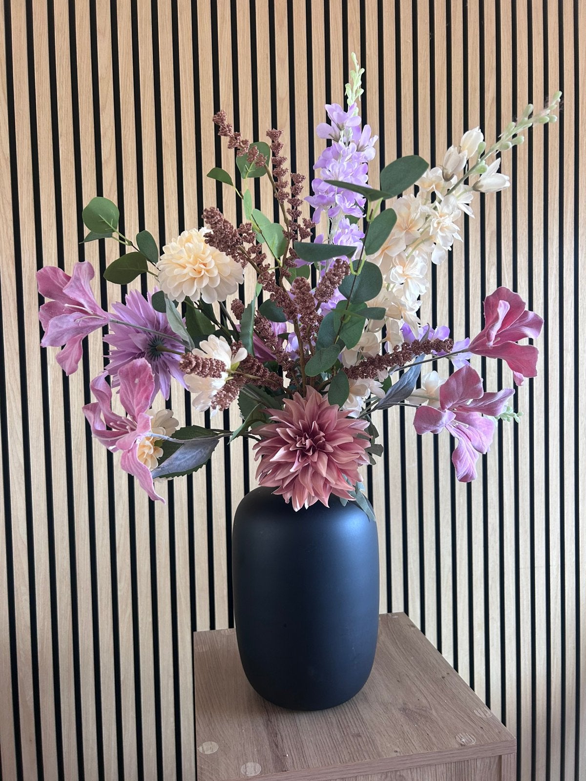 Zwarte vaas met zijden bloemen | Kunstbloemen boeket roze, Ophalen, ., Nieuw, .