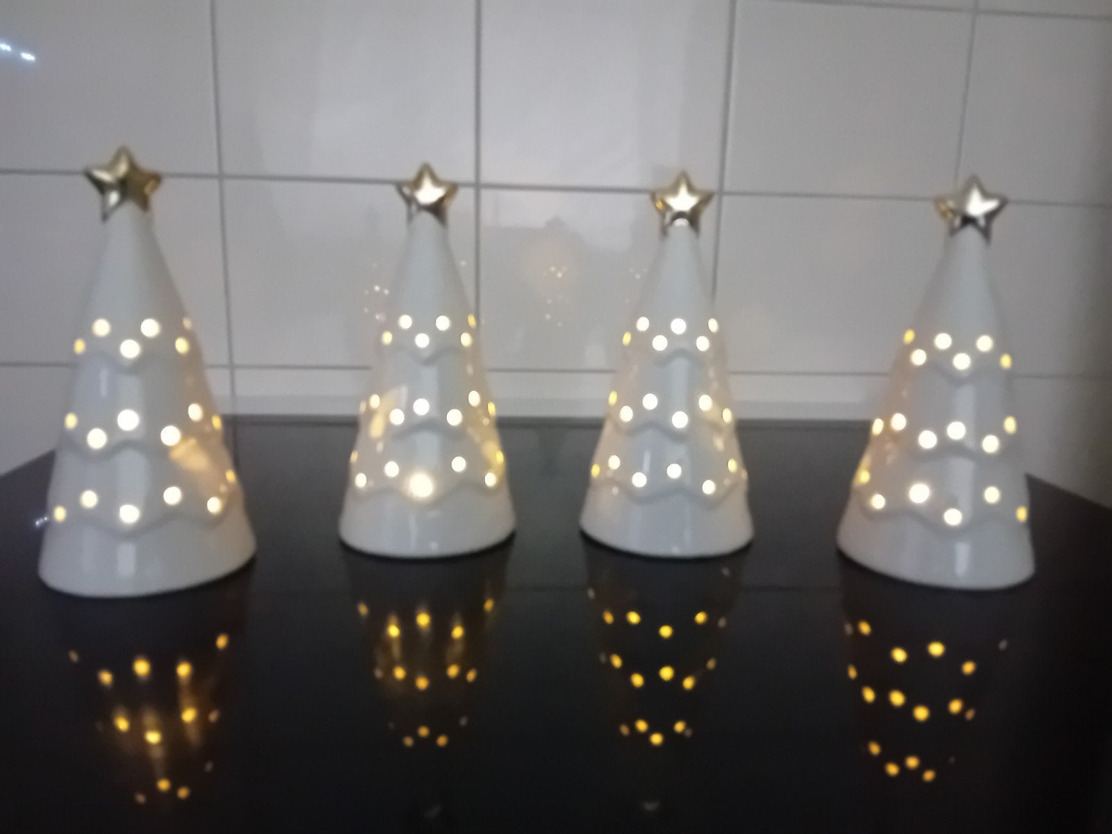 Kerstboompjes Met Goud Ster Led Verlichting Keramiek Wit 4x., Ophalen, Nieuw