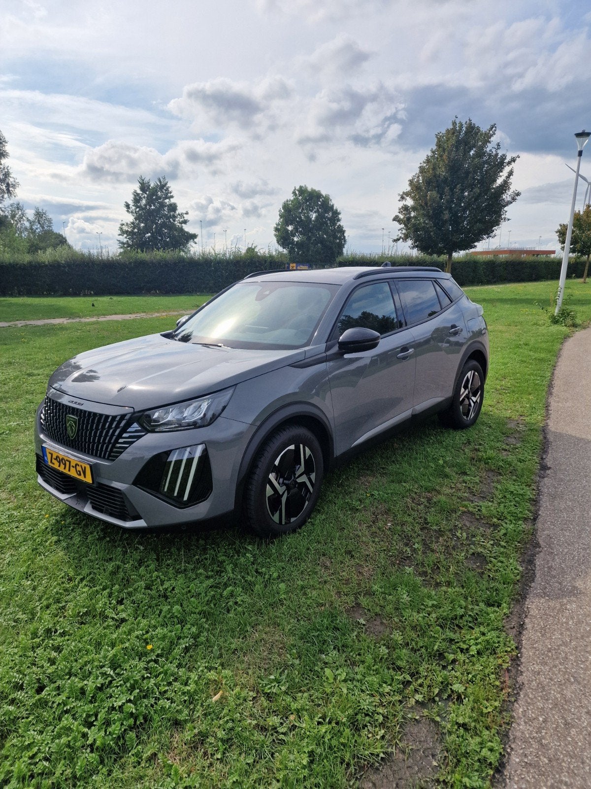 Peugeot 2008 1.2 Puretech 100pk 2024 Grijs, 1199 cc, 100 pk, Origineel Nederlands, 1200 kg