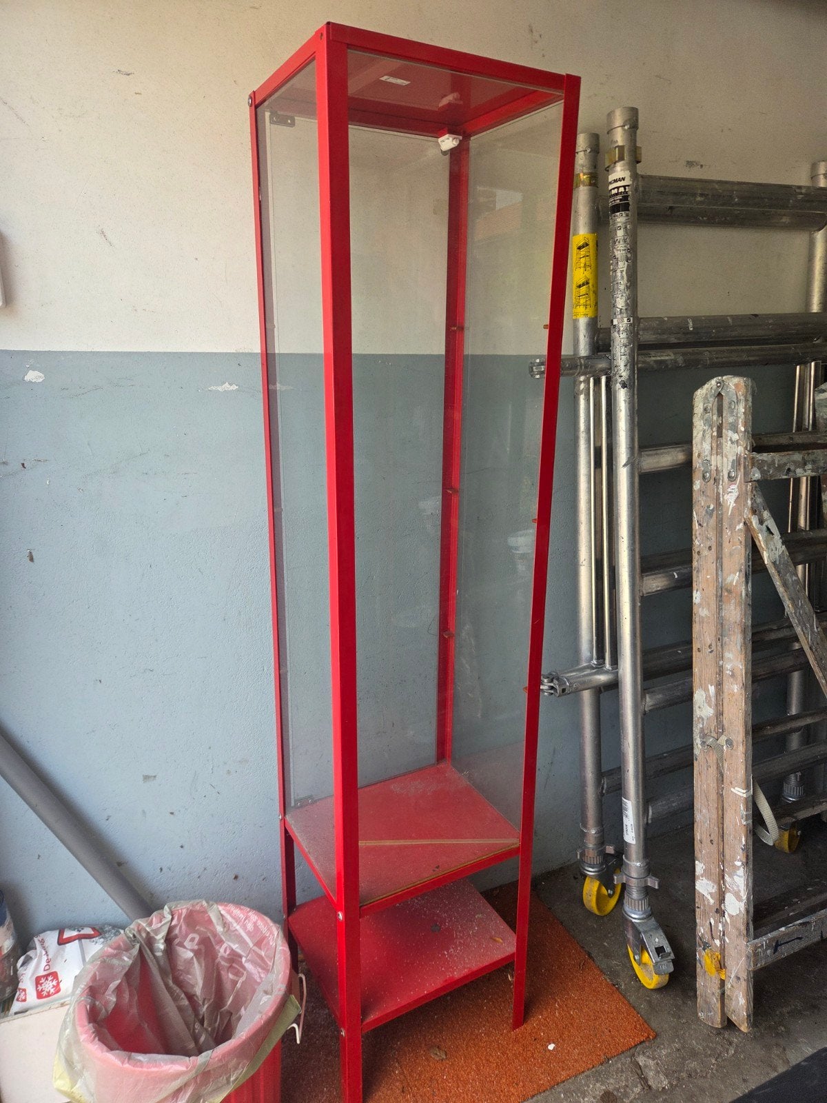 Rode vitrinekast met glazen wanden, Ophalen, Minder dan 50 cm, Gebruikt, Modern, Industrieel